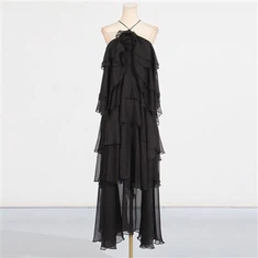 Hosszú fekete, egy vállú ruha